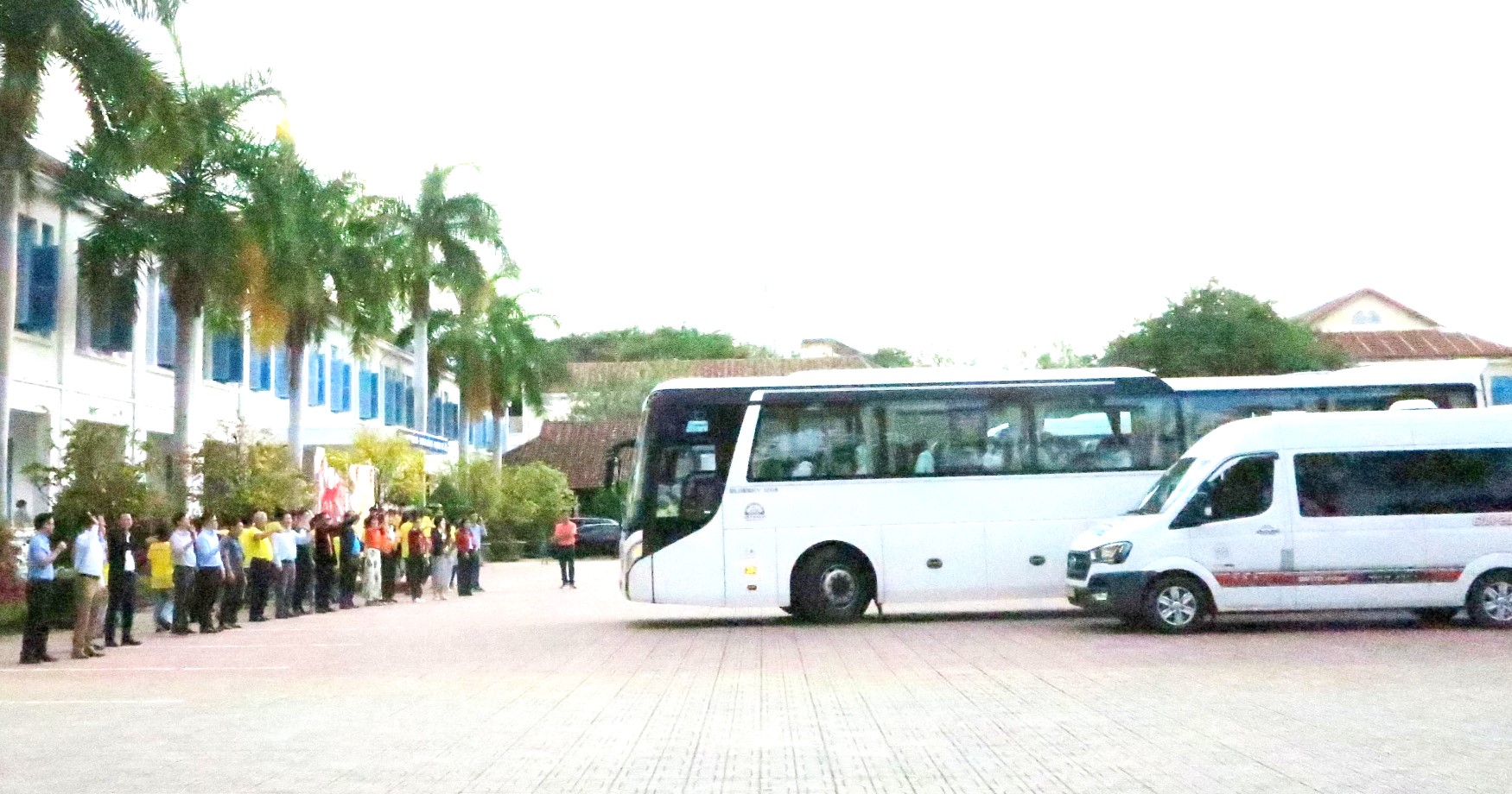 Lãnh đạo NTU và đại biểu, mạnh thường quân chào tiễn các em