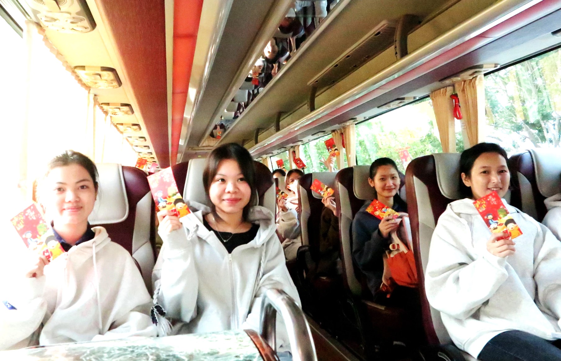 Sinh viên hân hoan lên xe, chuẩn bị rời trường về ăn Tết cùng gia đình