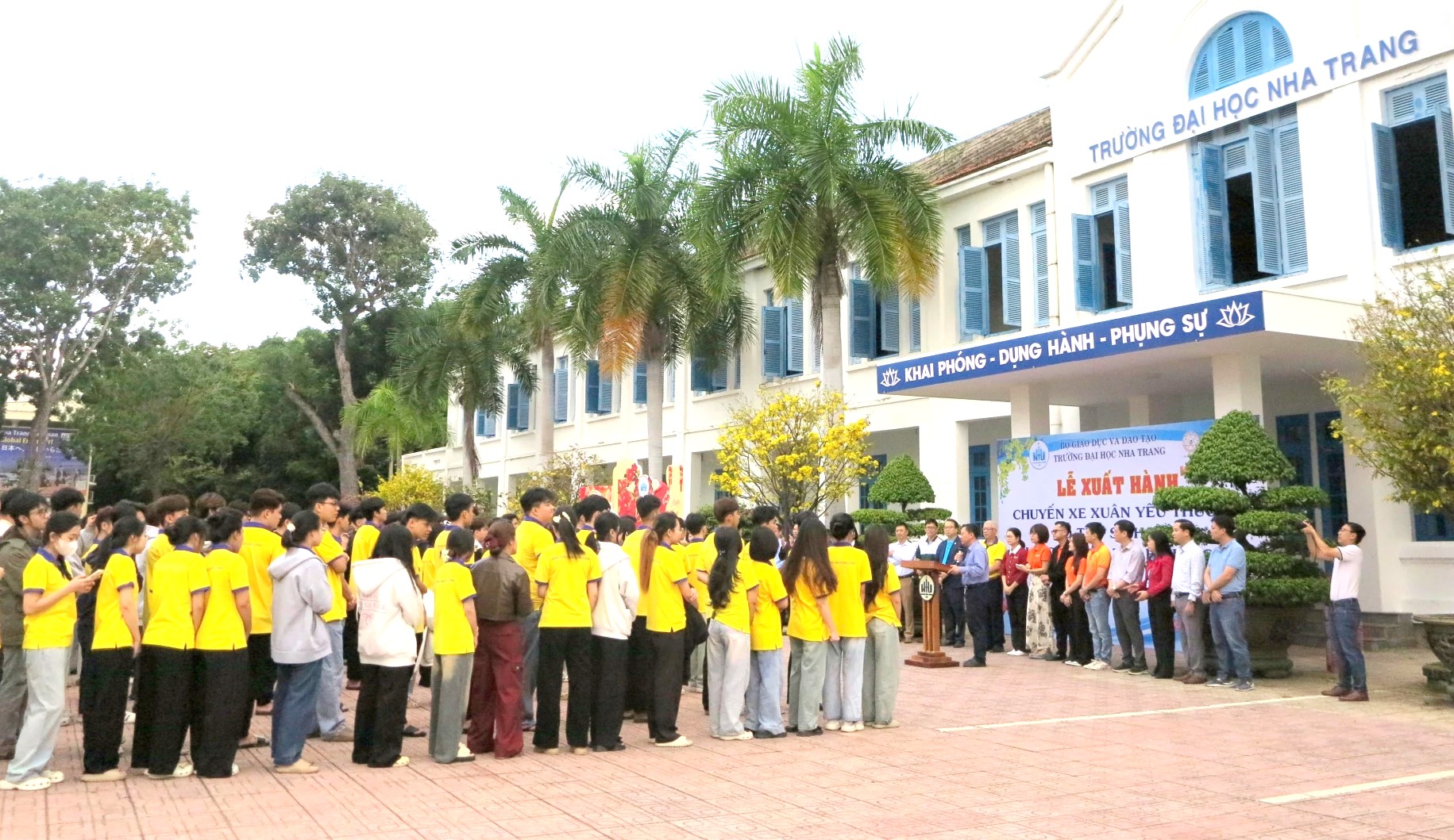 Lễ xuất quân, tiễn các sinh viên về quê ăn Tết