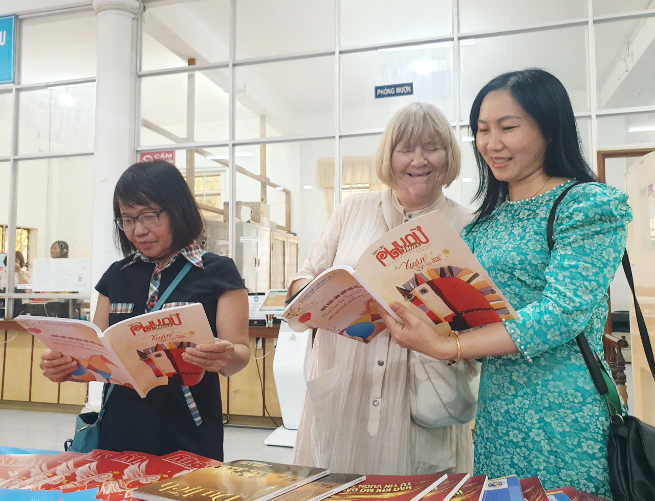 Bà Usula Nguyễn, một người phụ nữ Đức là phu nhân của TS.Nguyễn Thế Phiệt quê Khánh Hòa. Bà có gần 20 năm liền tham dự khai mạc Hội báo Xuân Khánh Hòa.