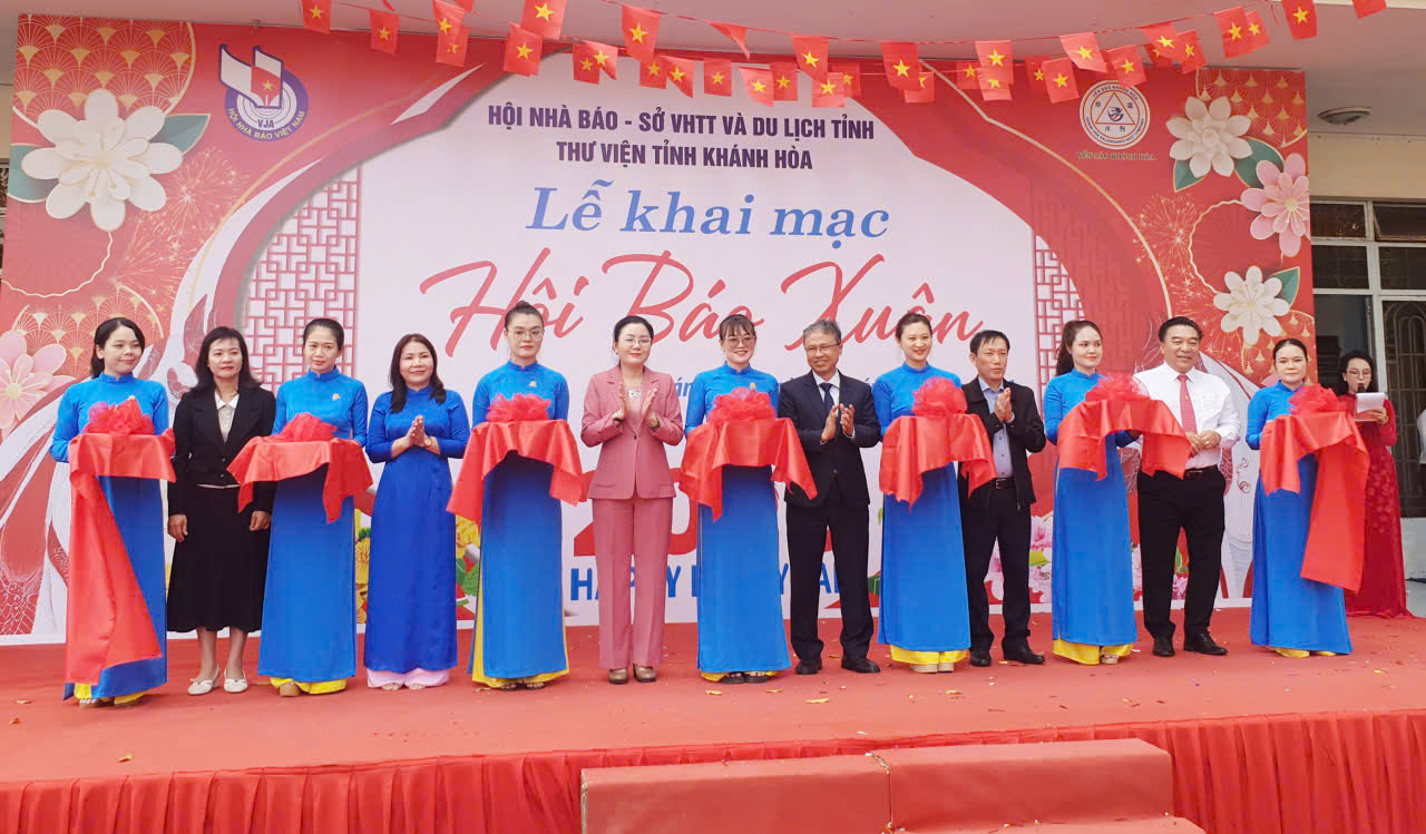 Các vị đại diện lãnh đạo tỉnh và lãnh đạo Hội Nhà báo Khánh Hòa cùng thực hiện nghi thức cắt băng khai trương