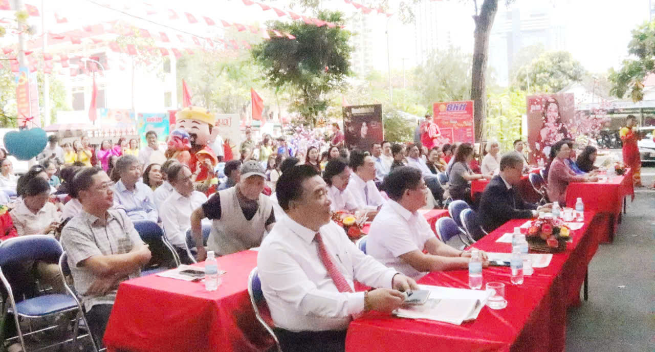 Đông đảo người dân, du khách tham dự khai mạc Hội báo Xuân Khánh Hòa