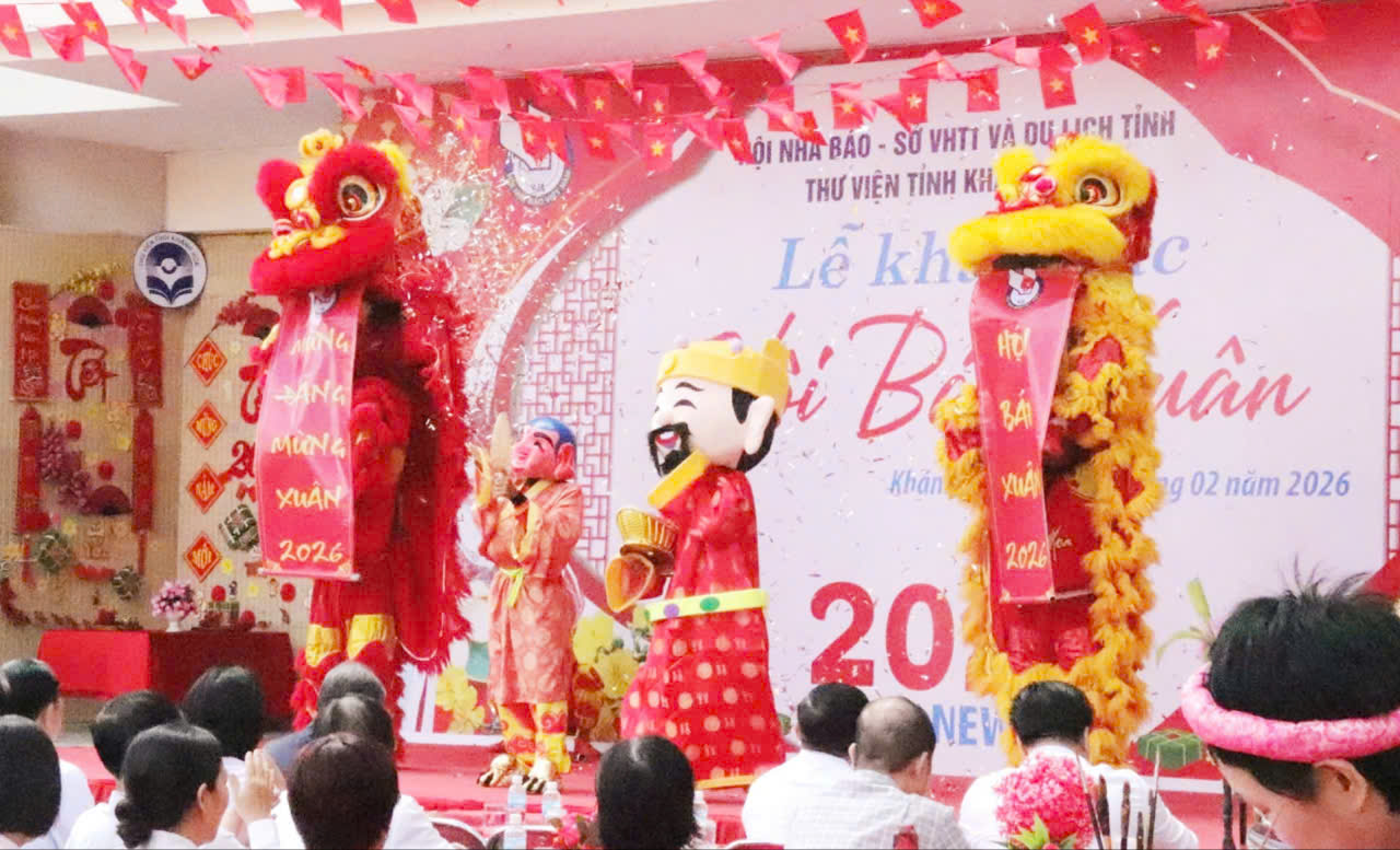 Tiết mục múa lân chào mừng khai mạc Hội báo Xuân Khánh Hòa