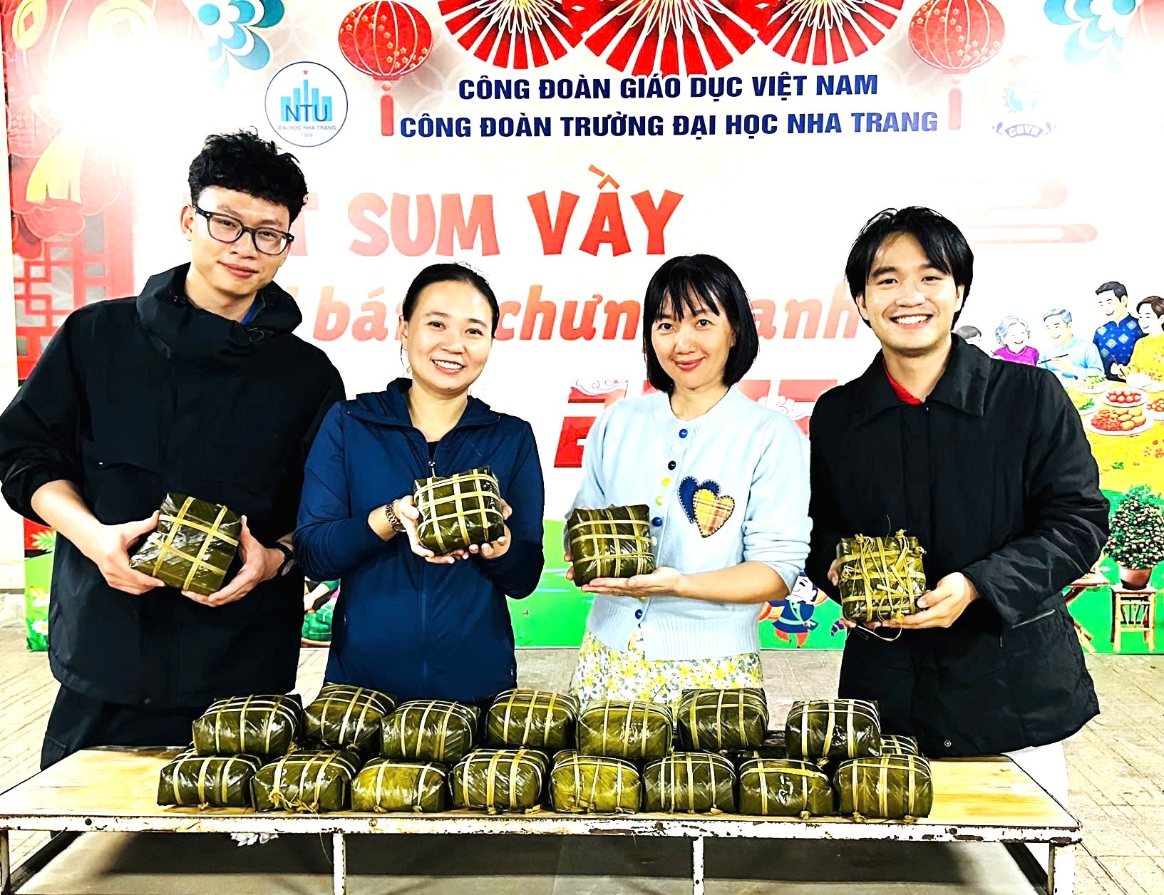 Khoa Du lịch NTU đã vớt bánh sau 12 tiếng nấu