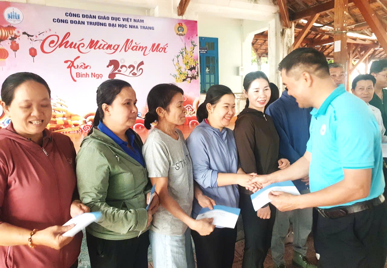 Niềm vui nhận quà Tết của những đoàn viên có hoàn cảnh khó khăn