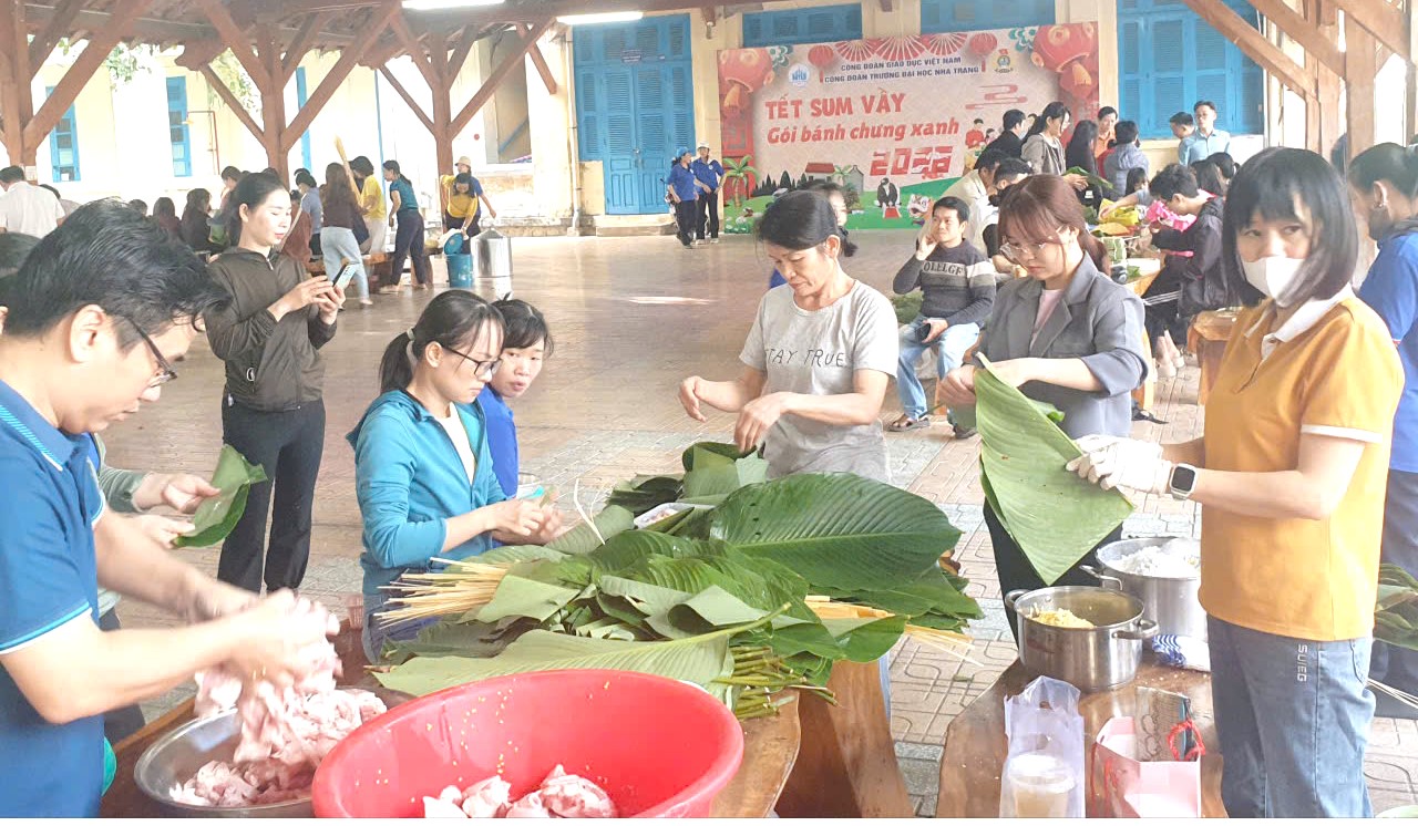 Sân trường trung tâm thành gian bếp khổng lồ...