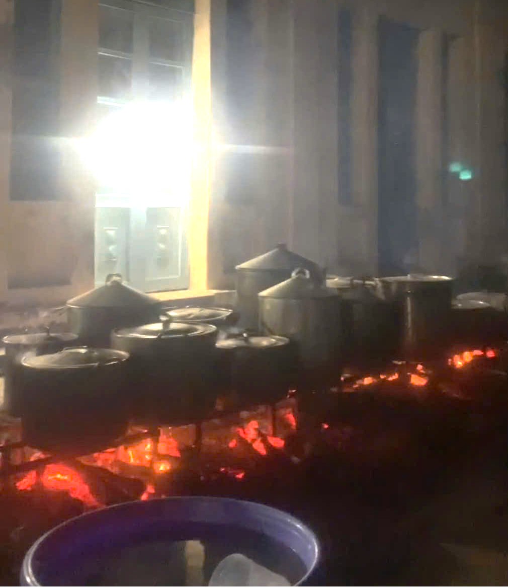 Trên 700 cái bánh chưng của đội quân gói bánh NTU đã được nổi lửa