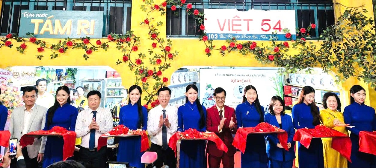 Các đại biểu lãnh đạo sở, ban, ngành tỉnh cùng người sáng thực hiện nghi thức cắt băng khai trương RiCanCook