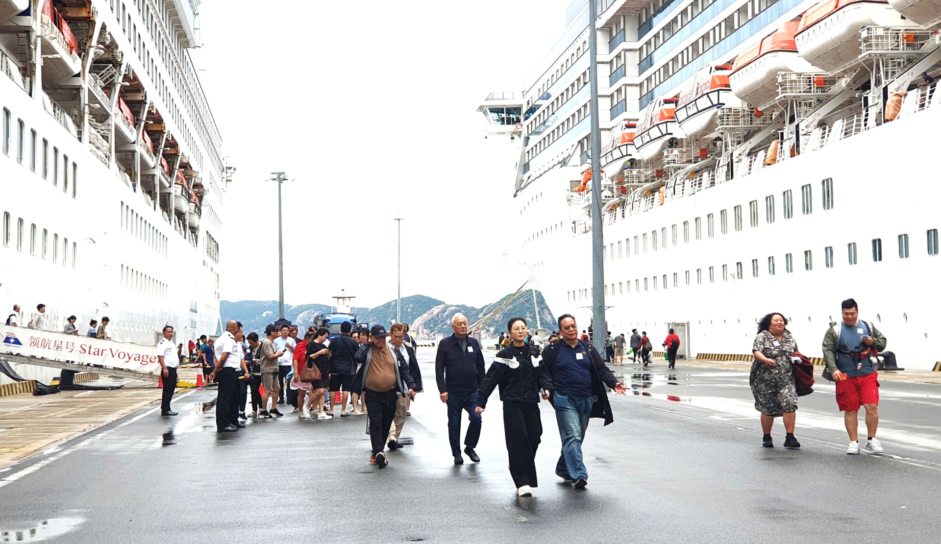 Các tàu biển quốc tế liên tục cập cảng quốc tế Cam Ranh với hàng ngàn du khách đa quốc tịch lên bờ tham quan, mua sắm