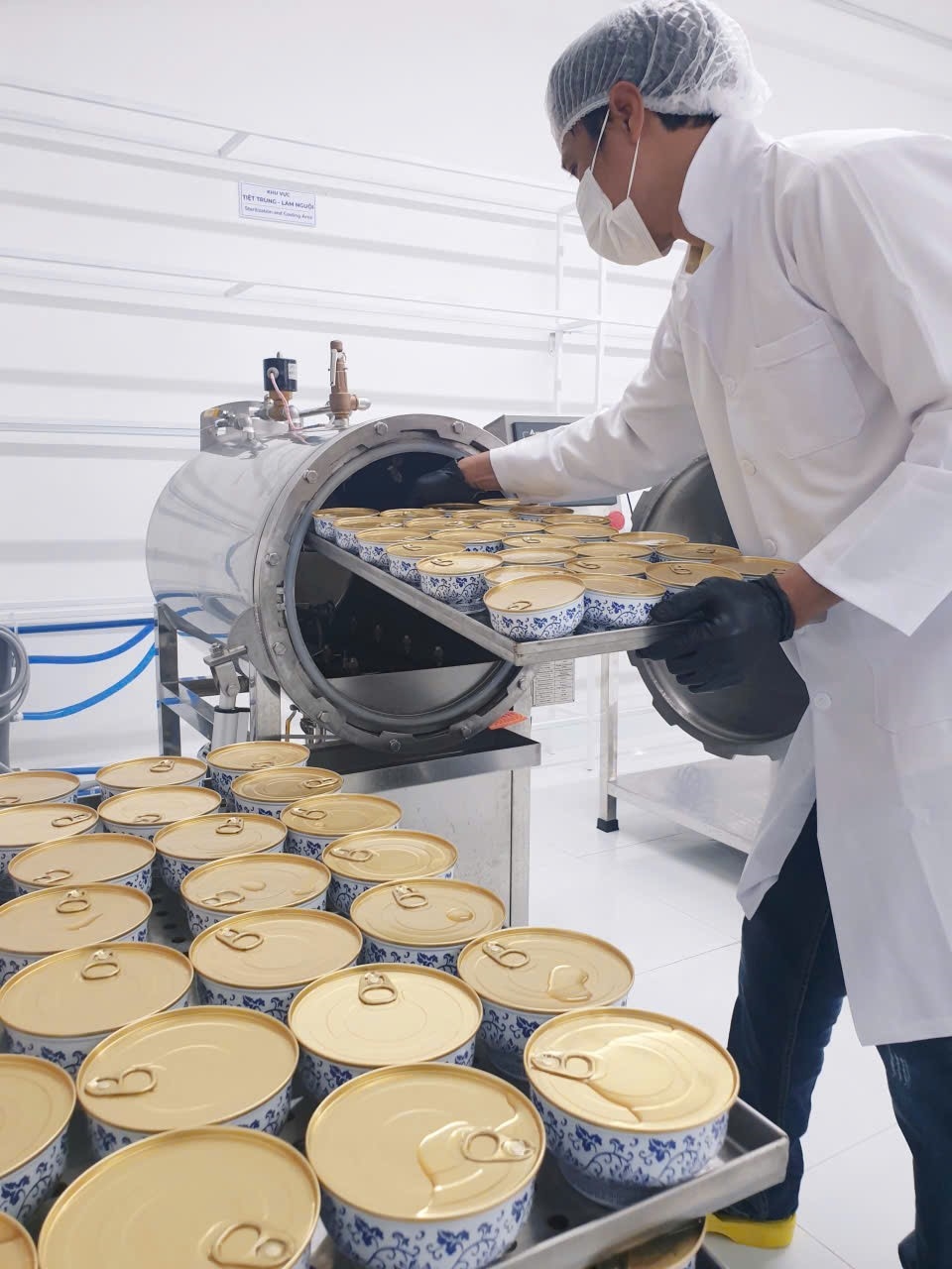 Công đoạn sản phẩm đang được đưa vào máy tiệt trùng