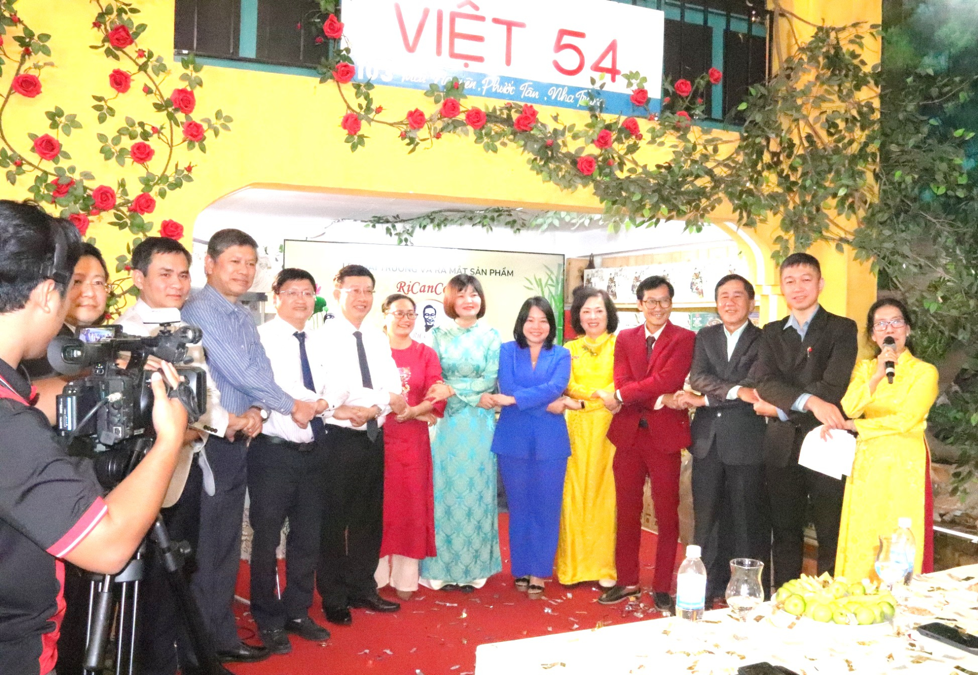 Sau khi tham quan xưởng sản xuất chuẩn xuất khẩu quốc tế, đại biểu lãnh đạo cùng chụp lưu niệm tại lễ khai trương ra mắt RiCanCook