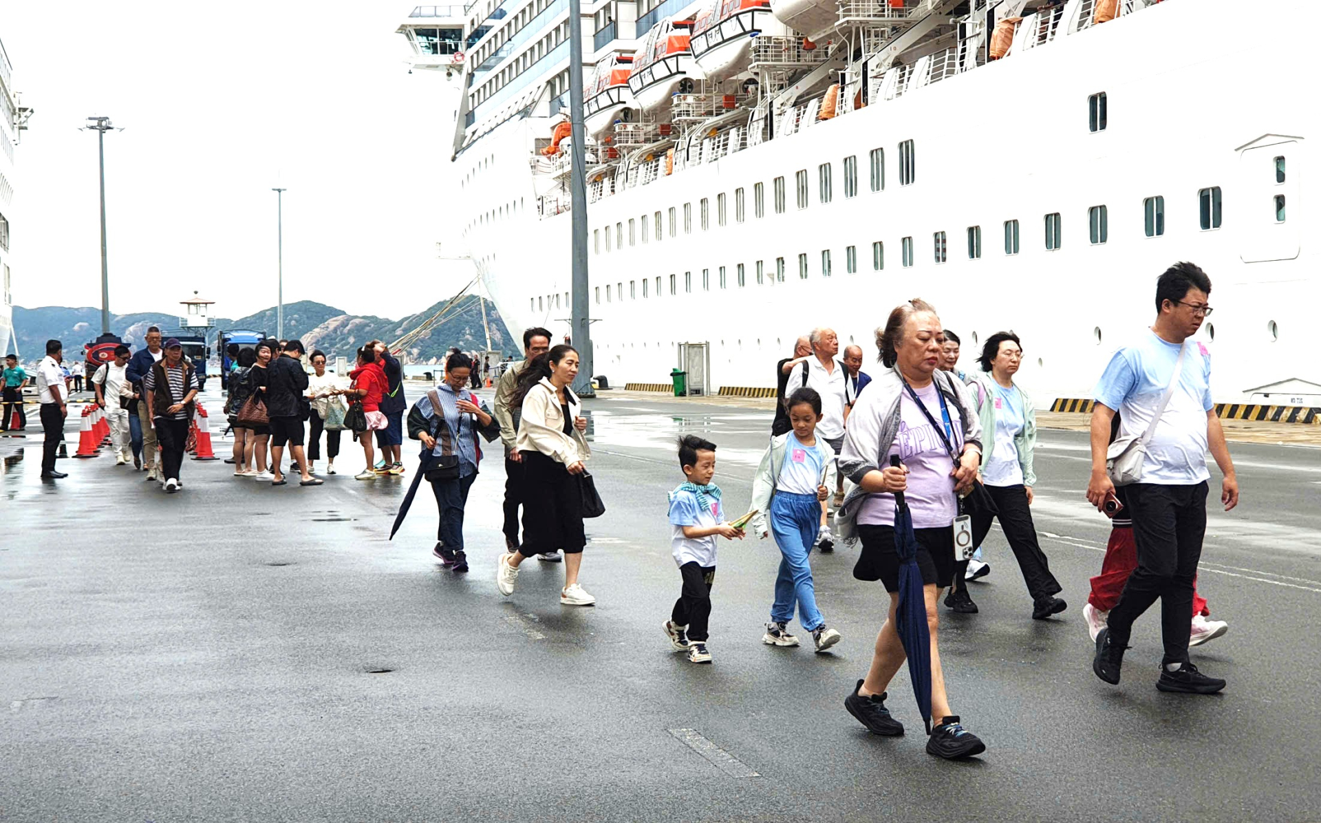 Du khách trên các tàu biển quốc tế hầu hết là các du khách có mức sông cao và đủ mọi lứa tuổi