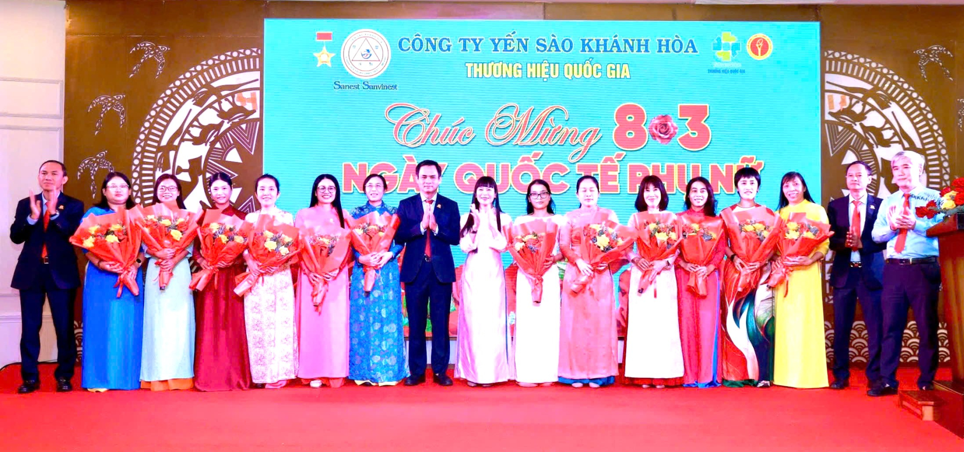 Ban lãnh đạo Công ty tặng hoa, tôn vinh đội ngũ nữ cán bộ chủ chốt của Công ty.