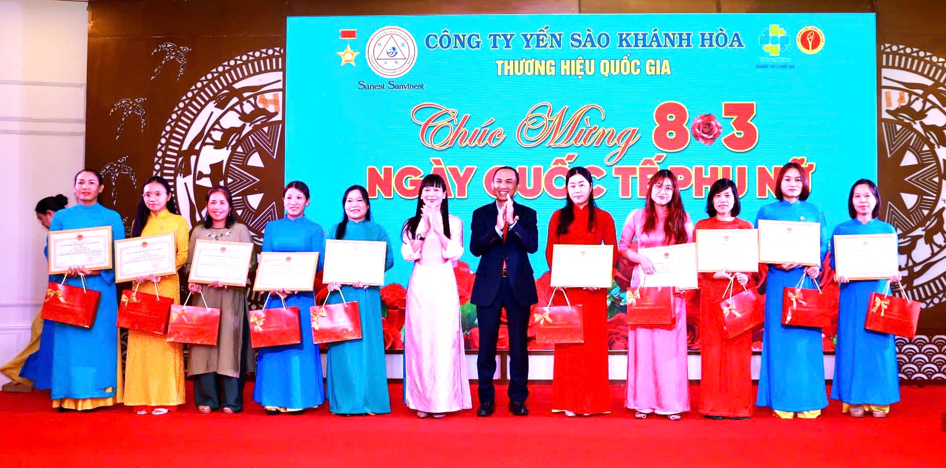 Tôn vin, khen thưởng 150 nữ CBCNV, người lao động tiêu biểu, xuất sắc.