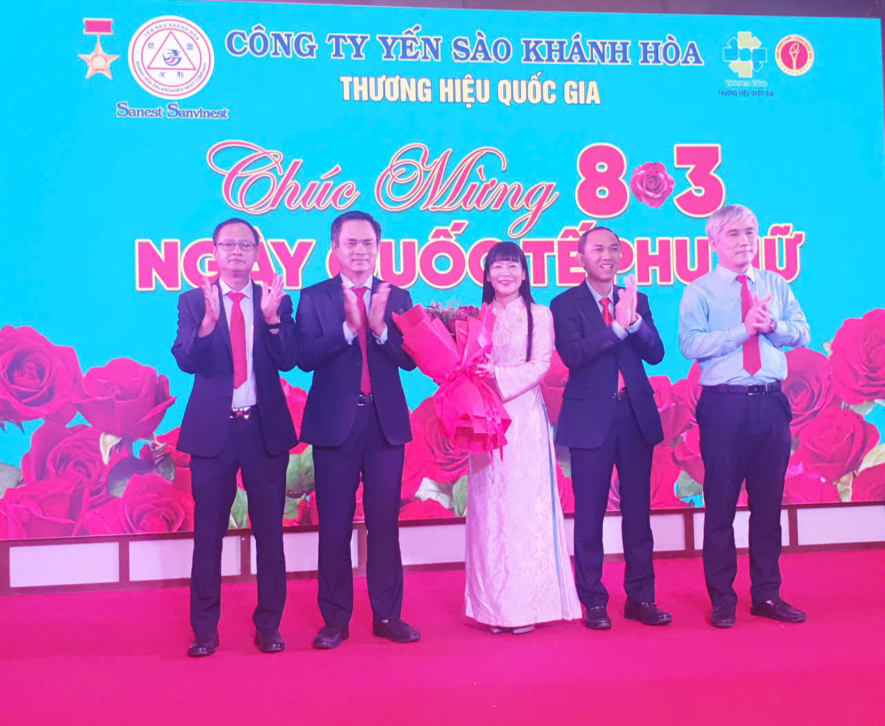 Đội ngũ lãnh đạo nam của Công ty tặng hoa tri ân và chúc mừng bà Trịnh Thị Hồng Vân, Chủ tịch HĐTV Công ty Yến sào Khánh Hòa.