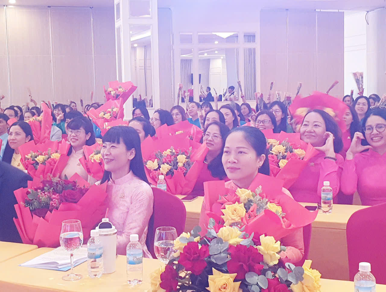 Các nữ cán bộ, công nhân viên và người lao động xuất sắc của Công ty Yến sào Khánh Hòa tham dự lễ tôn vinh trong niềm vui và sự phấn khởi.