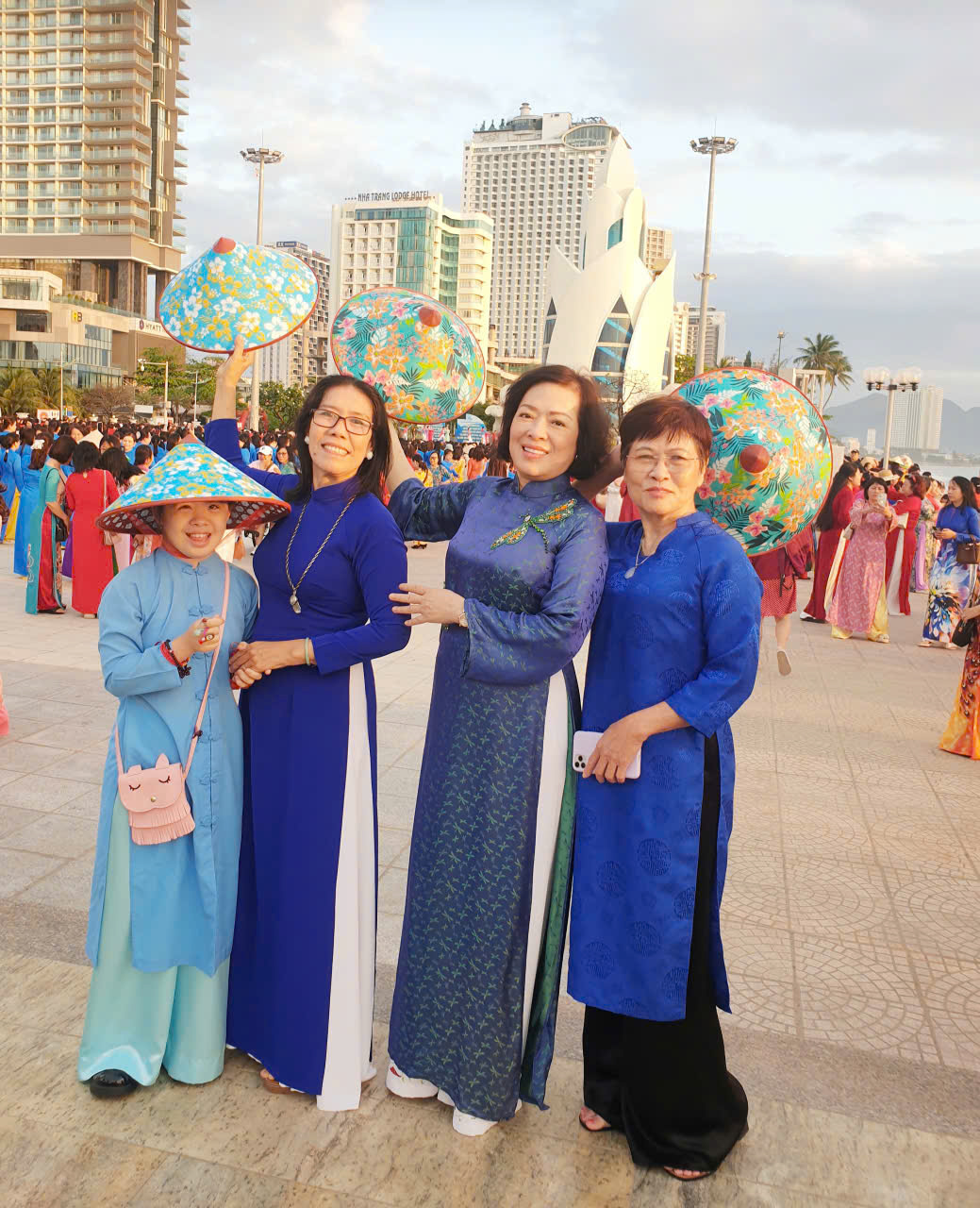 Khánh Hòa: Hơn 3.000 phụ nữ diễu hành tôn vinh áo dài Việt Nam