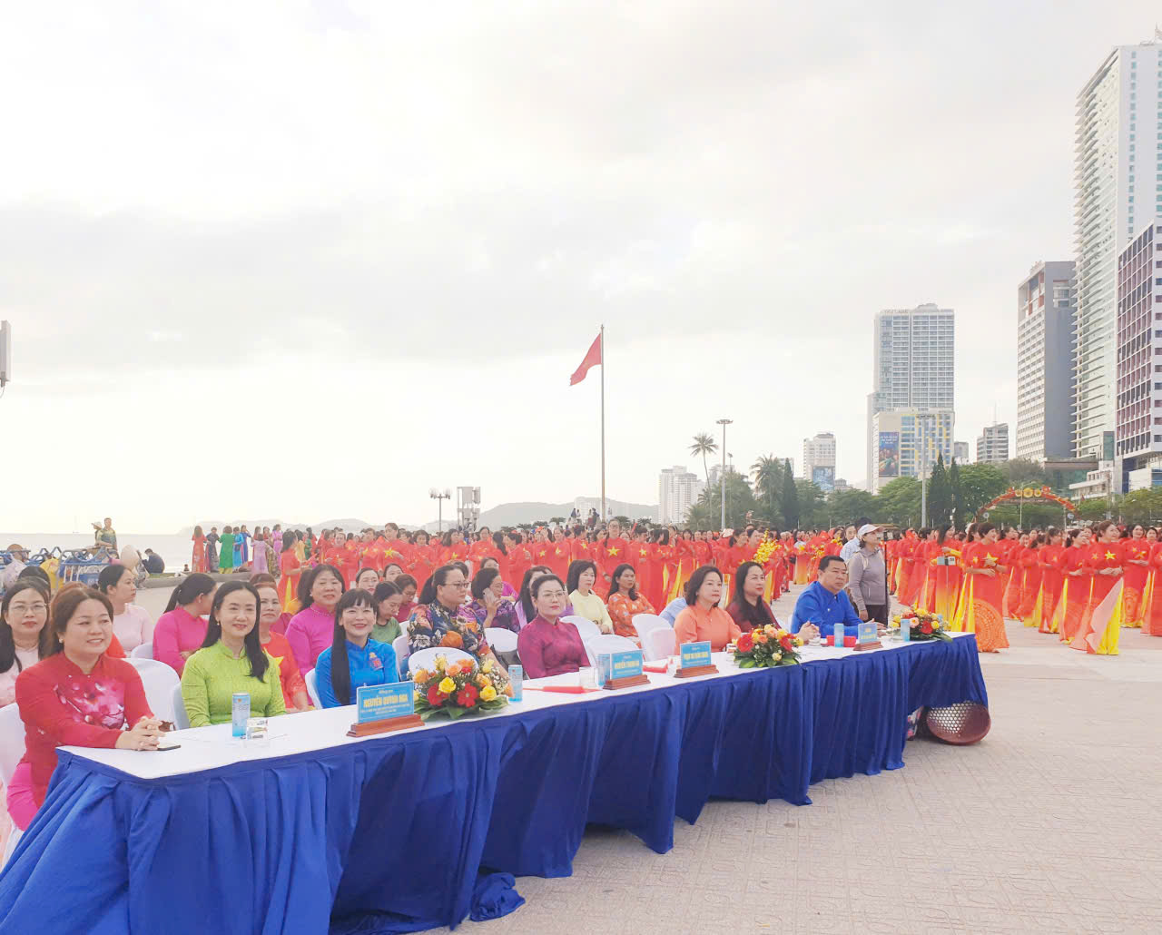 Lãnh đạo Hội LHPN tỉnh và các cán bộ nữ chủ chốt của tỉnh Khánh Hòa cùng dự lễ khai mạc.