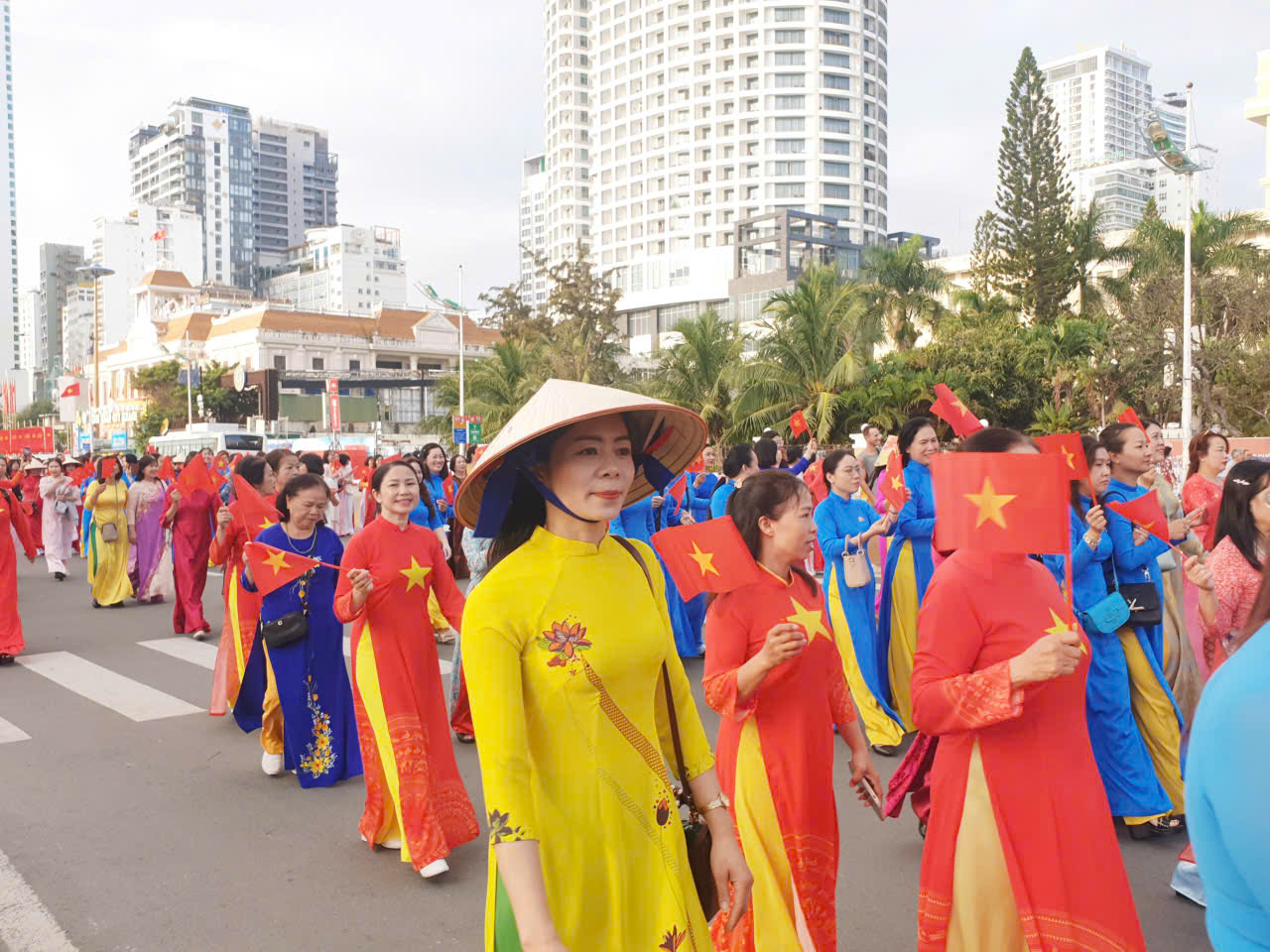 Khánh Hòa: Hơn 3.000 phụ nữ diễu hành tôn vinh áo dài Việt Nam