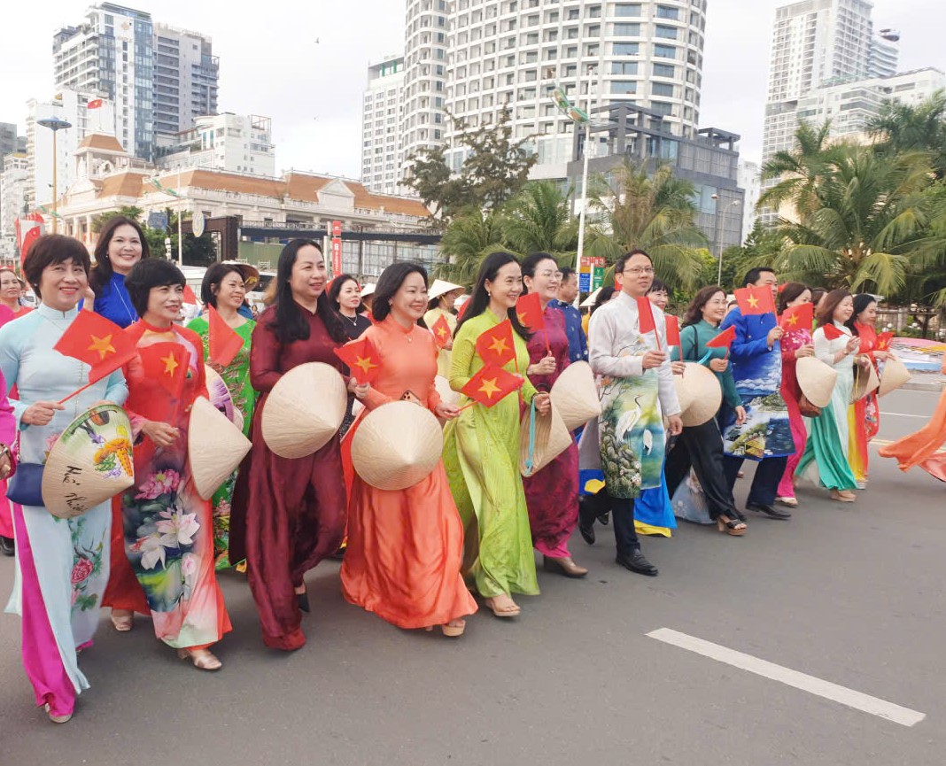 Dàn cán bộ lãnh đạo tỉnh đi trước biểu dương lực lượng áo dài xuống phố.