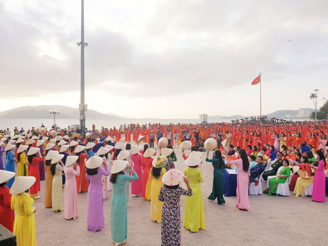 Đồng diễn áo dài, nón lá trước giờ diễu hành.