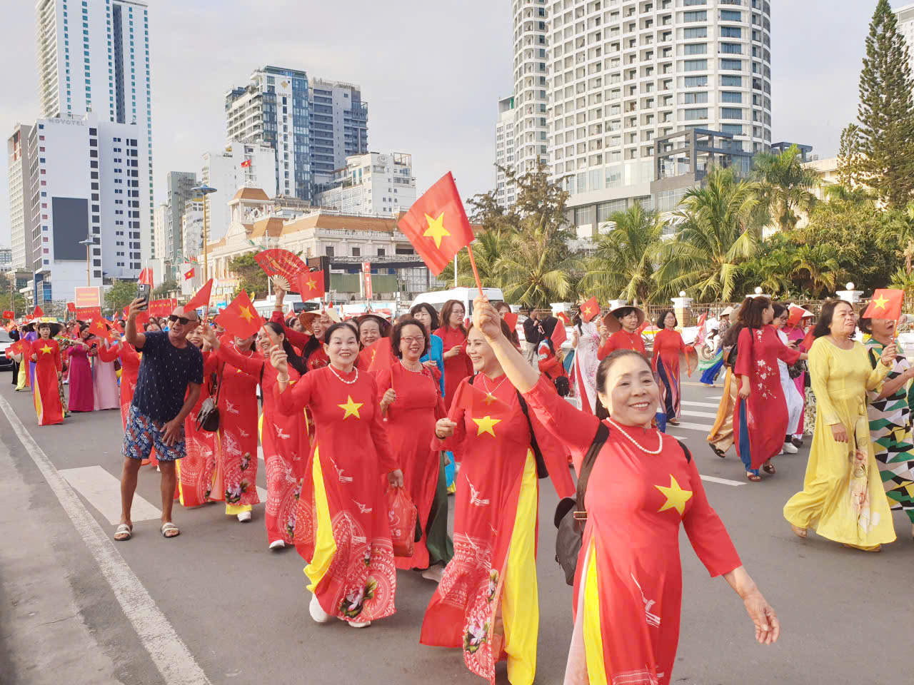Du khách nước ngoài xin chụp selfie cùng chị em.