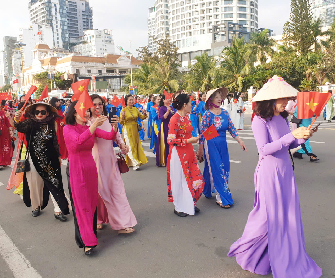 Mọi lứa tuổi đều xinh tươi, duyên dáng trong tà áo dài truyền thống.