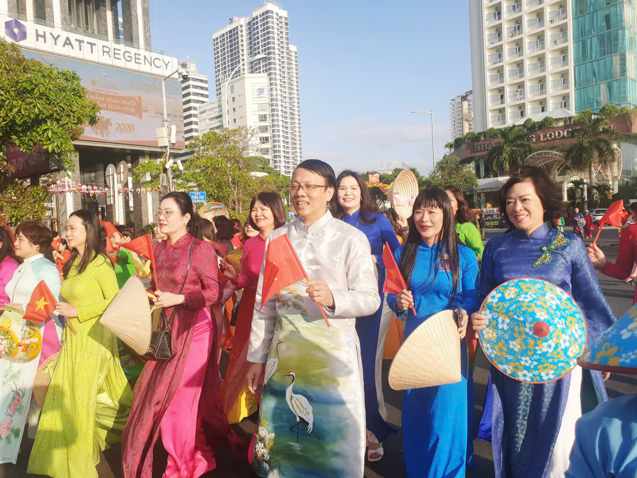 Niềm tự hào hiện hữu trên gương mặt các vị lãnh đạo.