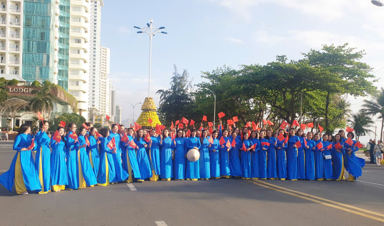 Hội phụ nữ Công ty Yến sào Khánh Hòa thần thái rạng ngời phấn khích sau khi diễu hành.