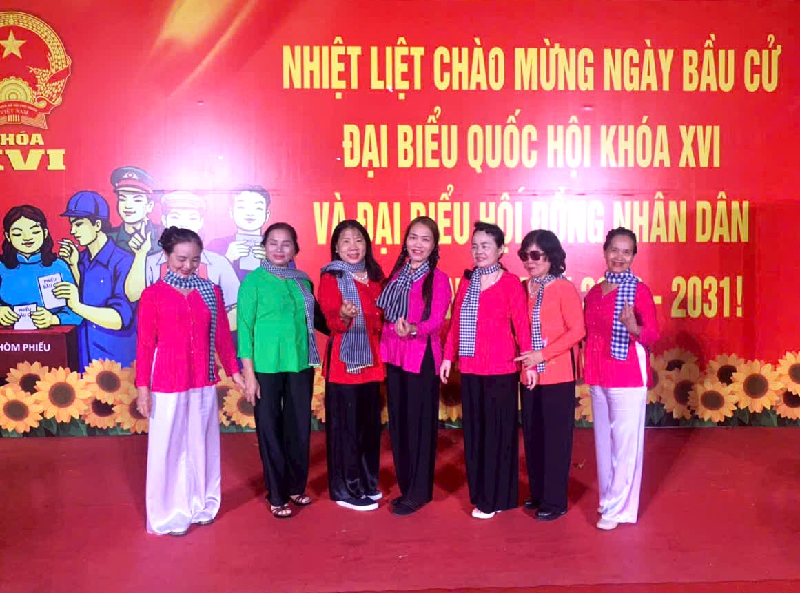 Chị em Hội nữ thanh lịch biểu diễn chào mừng bầu cử.