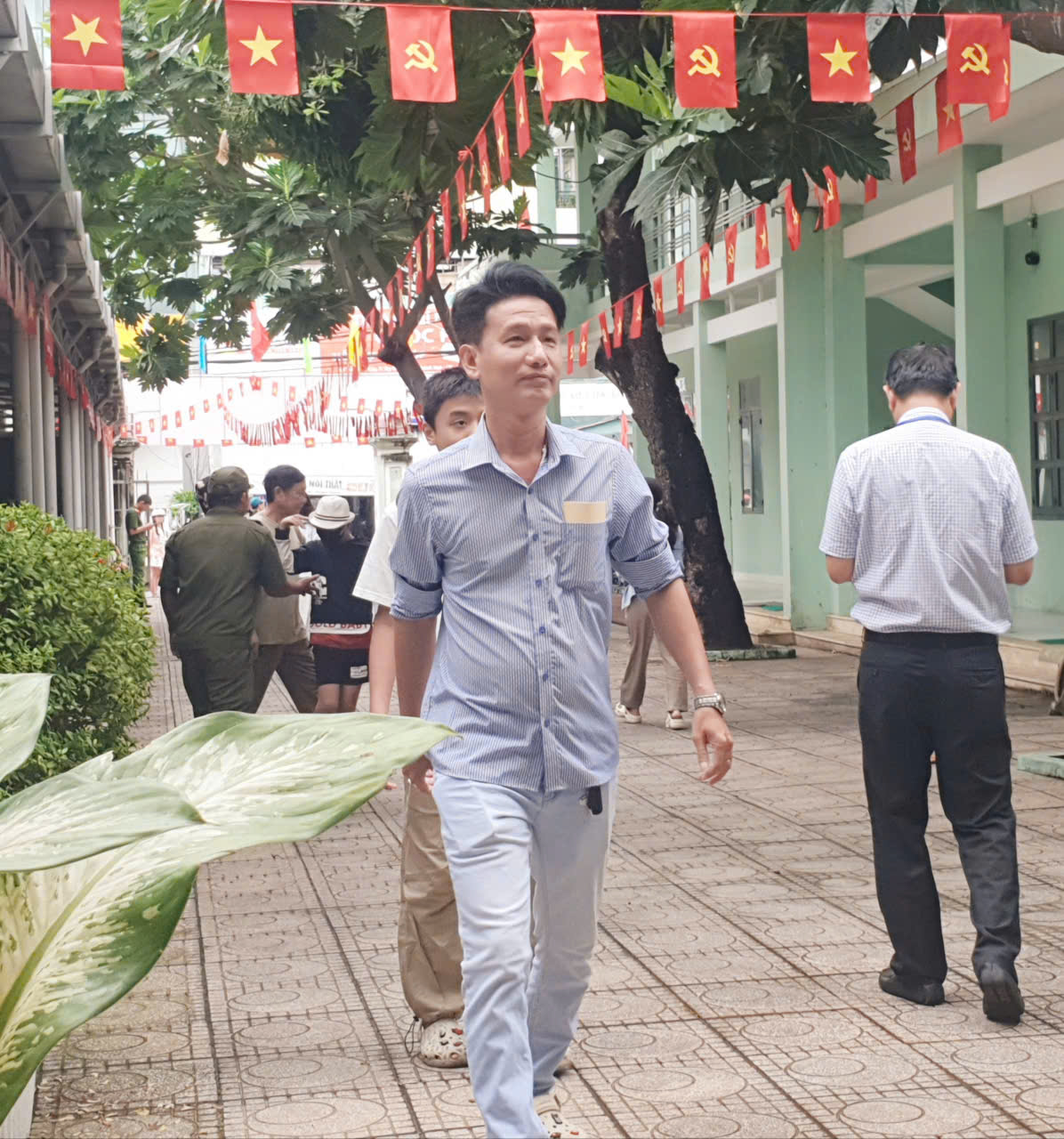 Cử tri hân hoan đến nơi bầu cử.