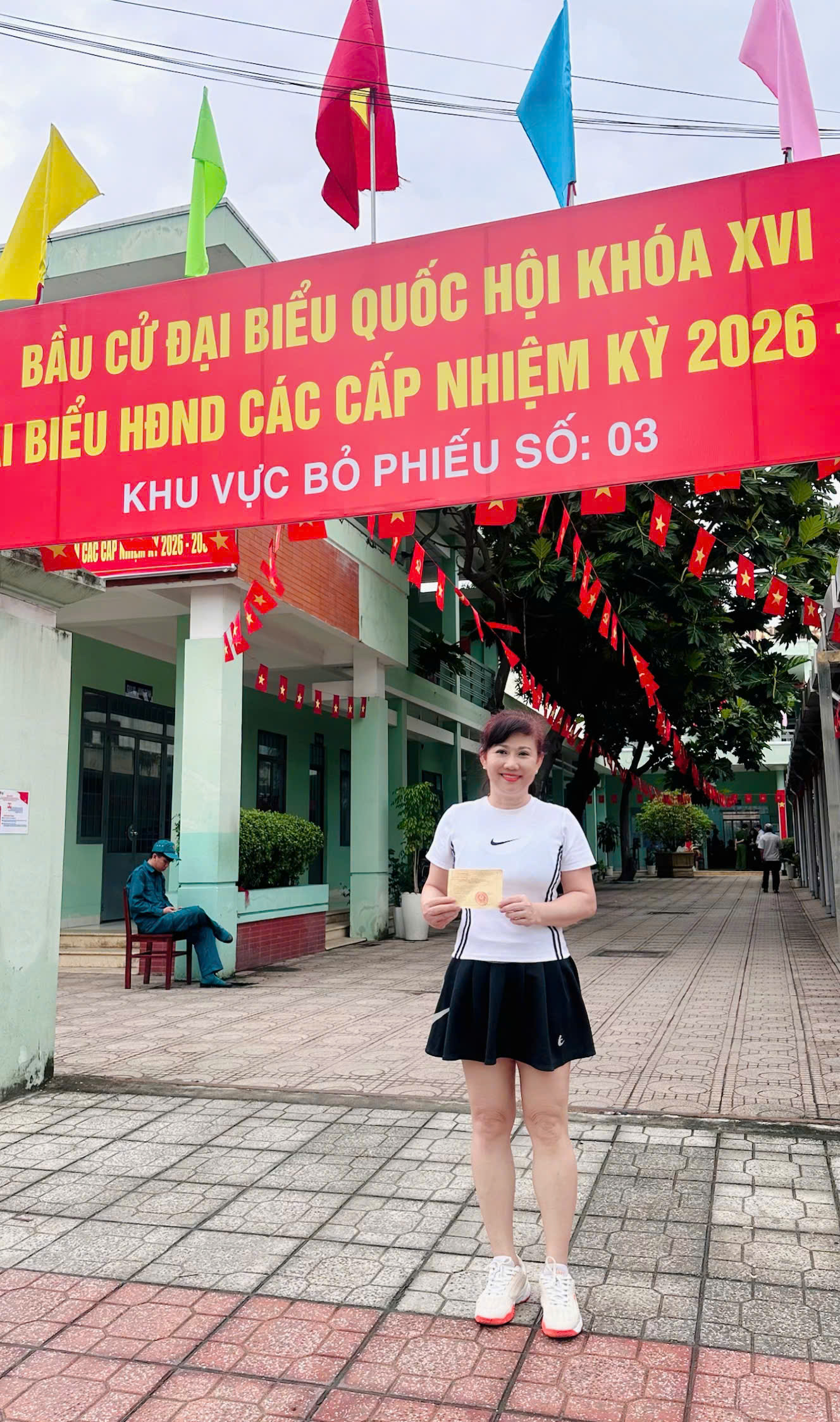 Cử tri hạnh phúc sau khi hoàn thành trách nhiệm công dân.