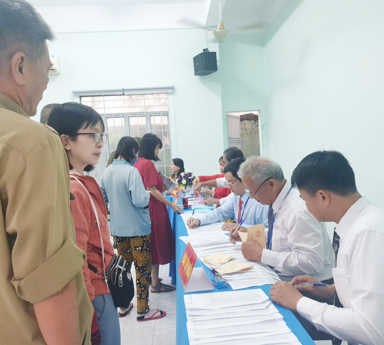 Mọi cử tri đều được hướng dẫn thực hiện quyền và nghĩa vụ công dân của mình một cách nhanh chóng, thuận tiện và minh bạch.