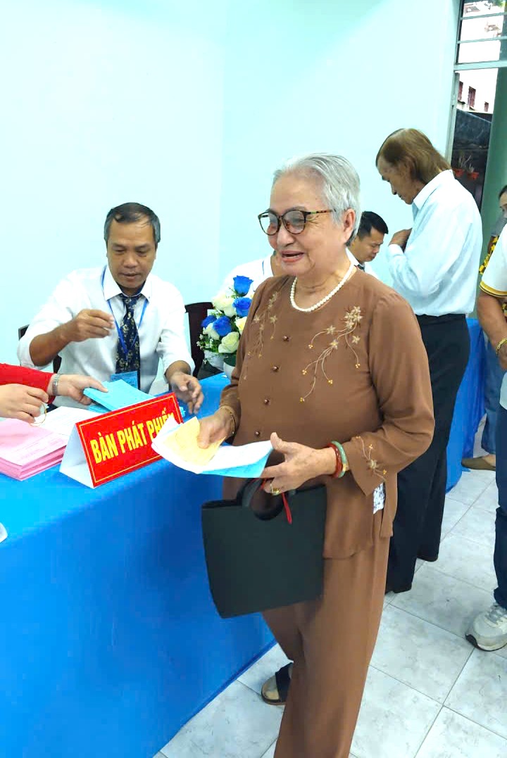 Bà Trương Phương Khanh, 85 tuổi, ở- Phường Tây Nha Trang là một trong những cử tri rộn ràng đi bầu cử đầu tiên từ sáng sớm.
