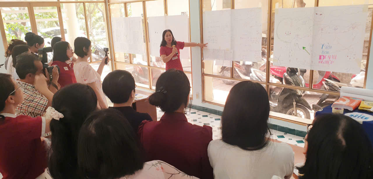 TS.Lê Thị Tưởng đang trình bày ý tưởng khởi nghiệp đổi mới sáng tạo của nhóm mình