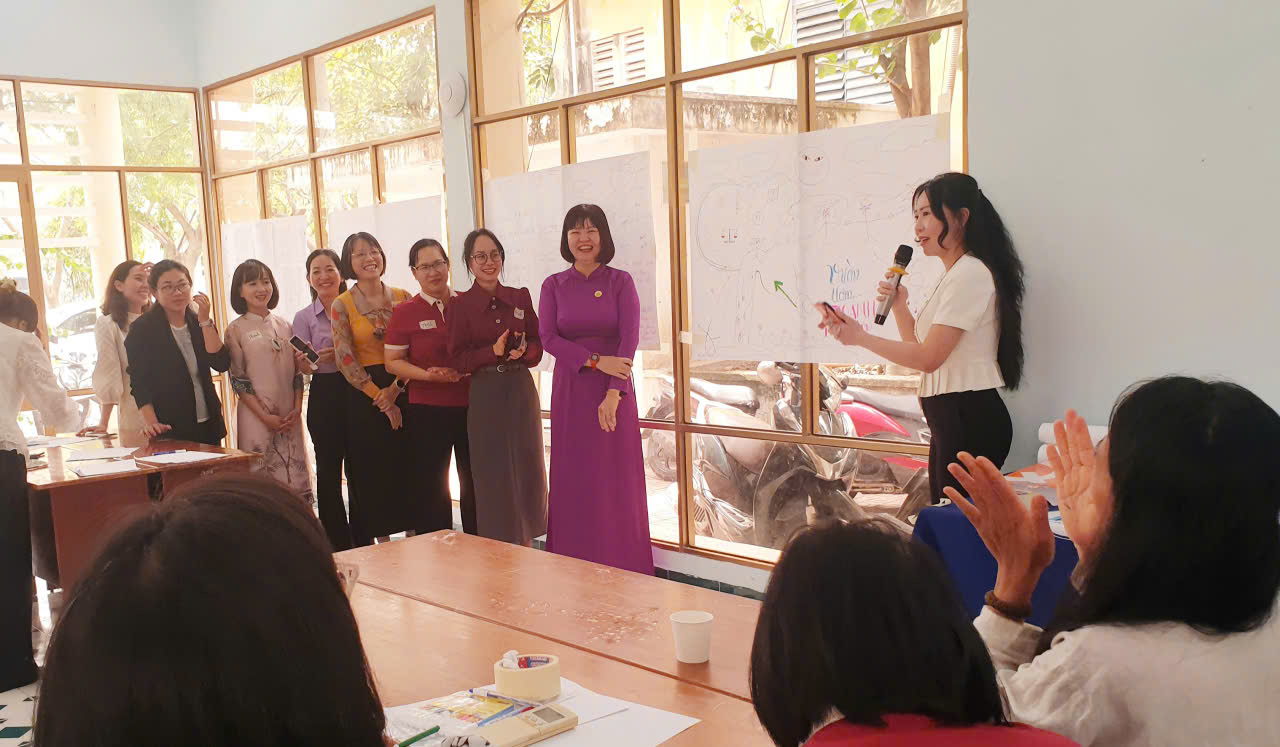 Nhóm học viên chỉ có nữ trình bày ý tưởng tập thể sau kết nối gây nhiều ấn tượng