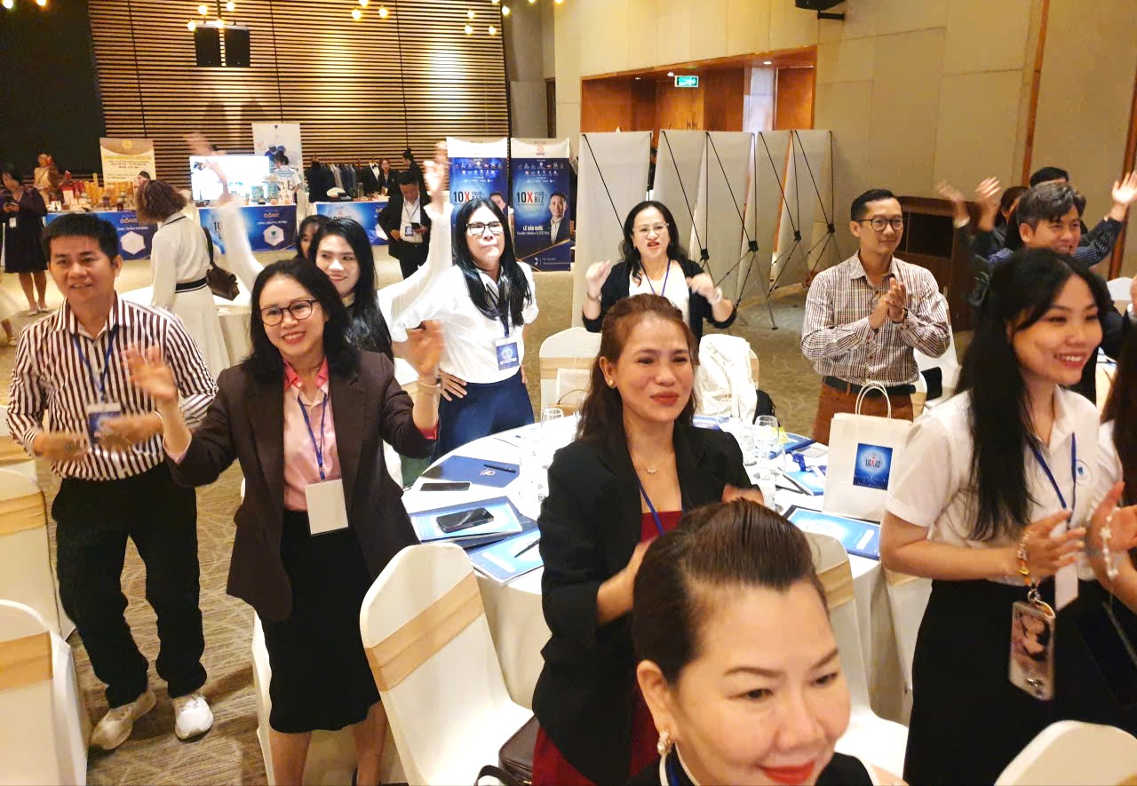 Cả khán phòng nóng lên hưởng ứng màng chào ấn tượng củai 5 diễn giả