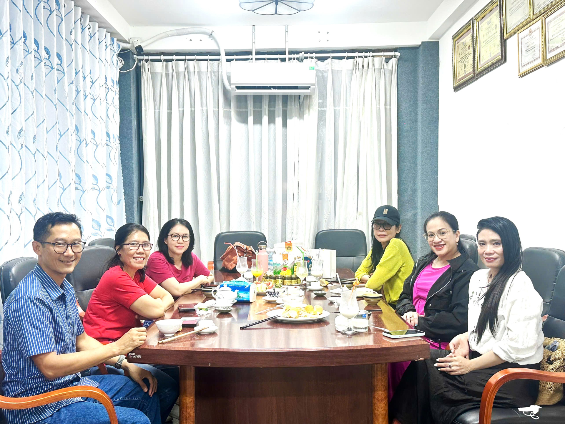 Đoàn làm việc và lắng nghe chia sẻ của ông Phan Tất Trung-TGĐ Việt 54 (trái)