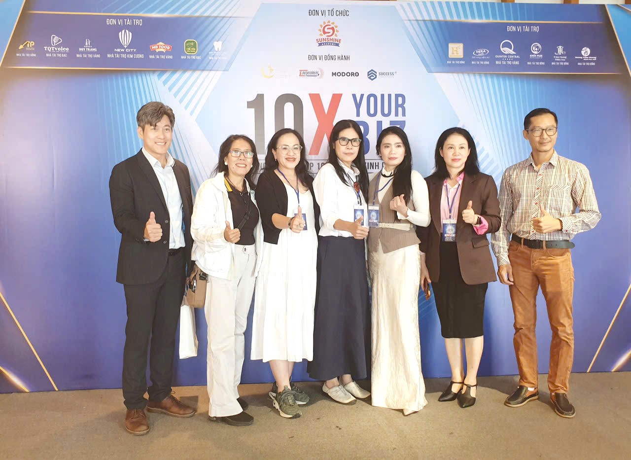 Doanh nhân và báo chí cùng chụp hình lưu niệm tại sự kiện 10X