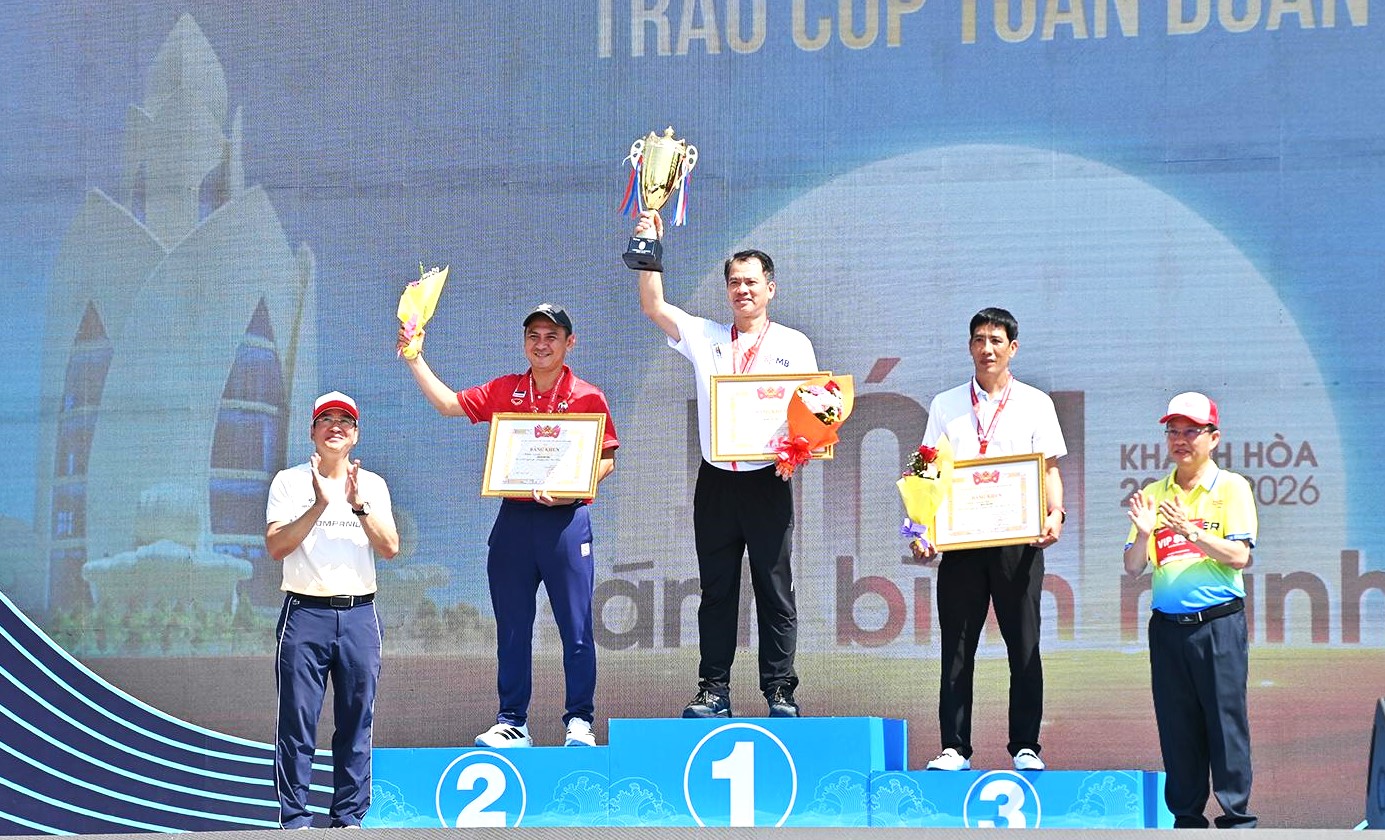 Ban tổ chức trao giải toàn đoàn cho các đơn vị đạt thành tích xuất sắc.