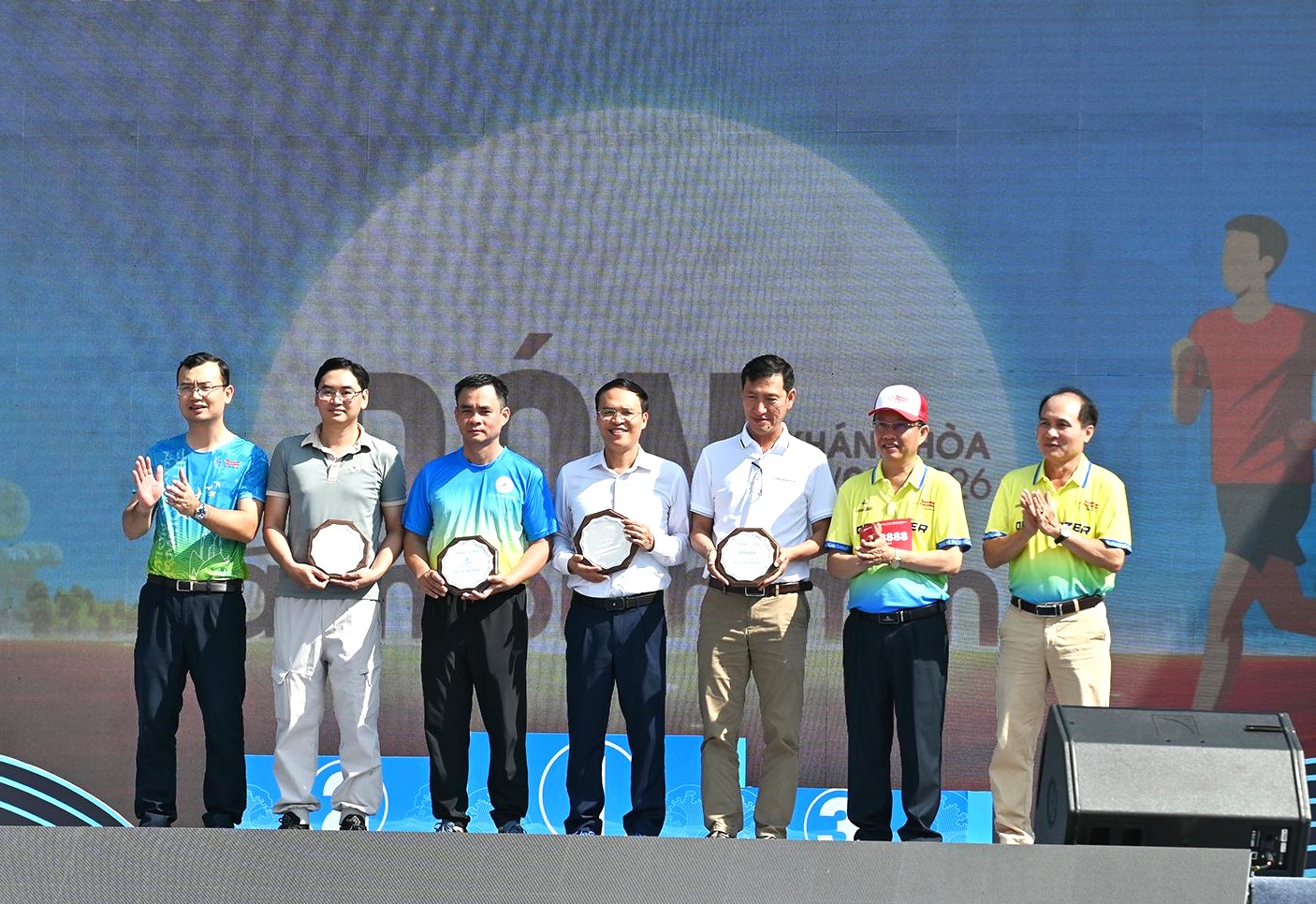 Ban tổ chức trao kỷ niệm chương cho nhà tài trợ, đồng hành giải.