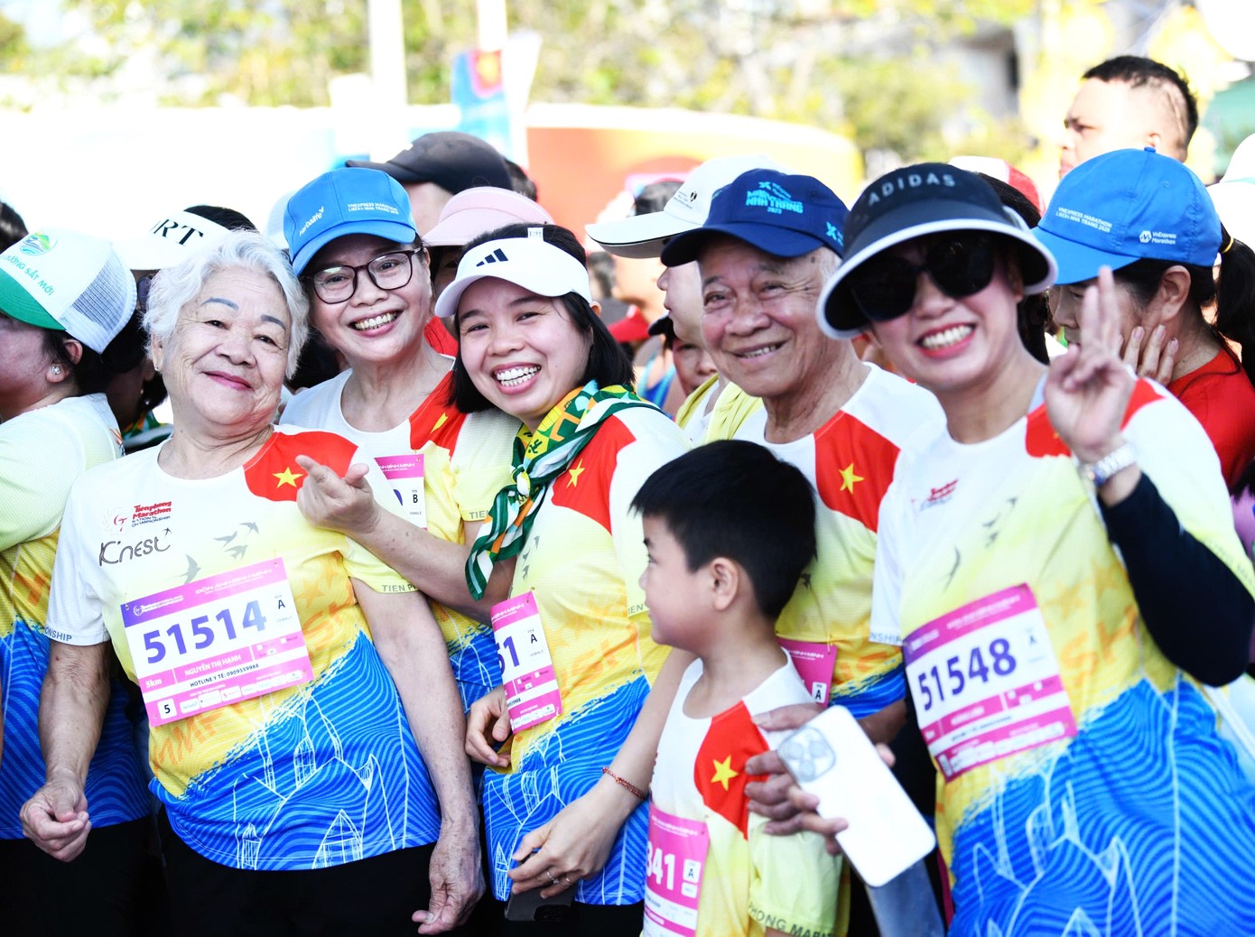 Cả nhà 3 thế hệ cùng là VĐV Giải Vô địch toàn quốc Marathon báo Tiền Phong lần thứ 67.