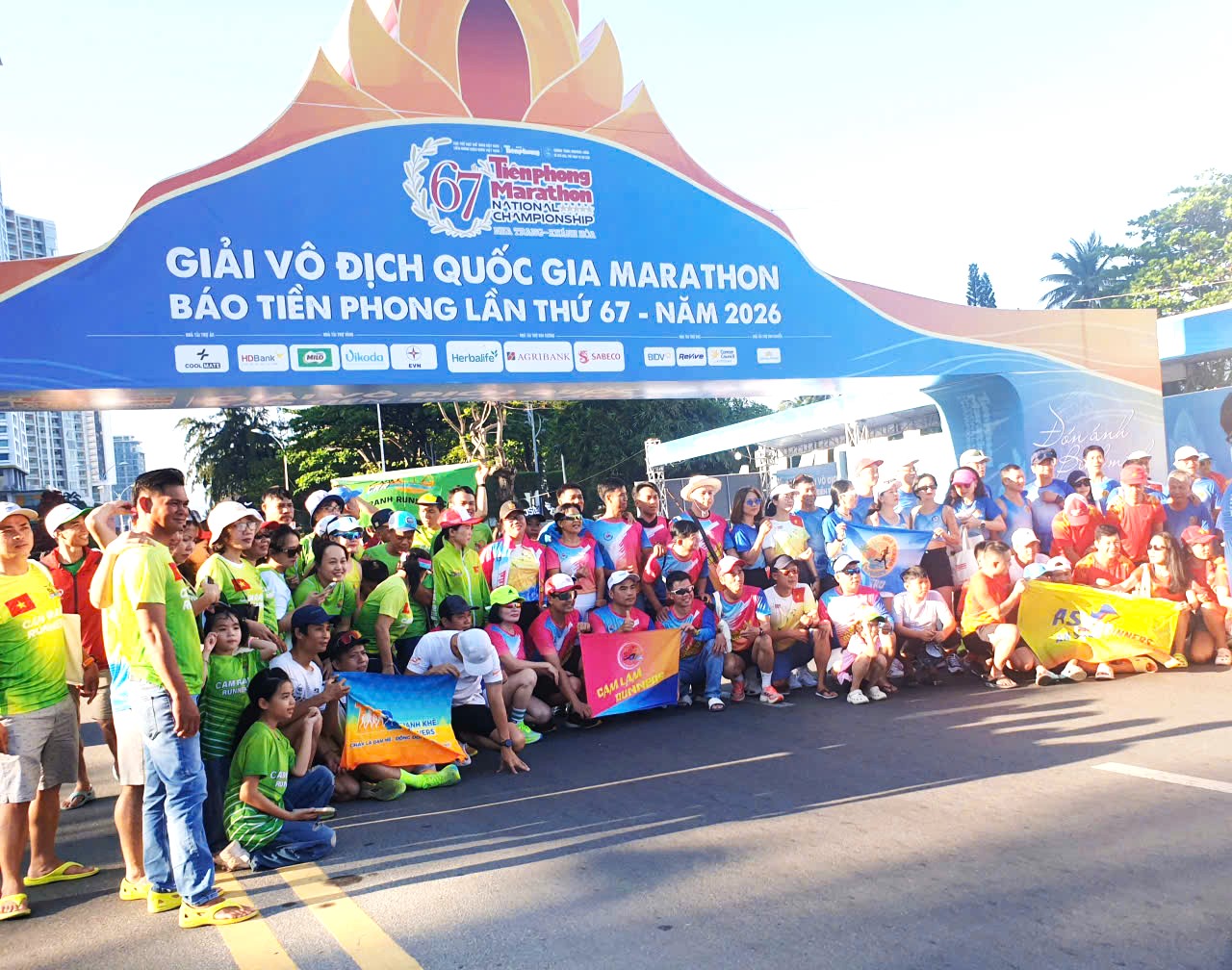 Các đoàn tranh thủ chụp ảnh lưu niệm tại điểm tập kết xuất phát và về đích