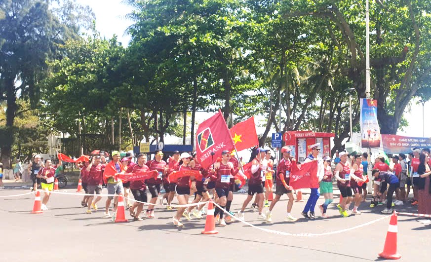 Đoàn VĐV của ngân hàng Agribank cách đích 50m