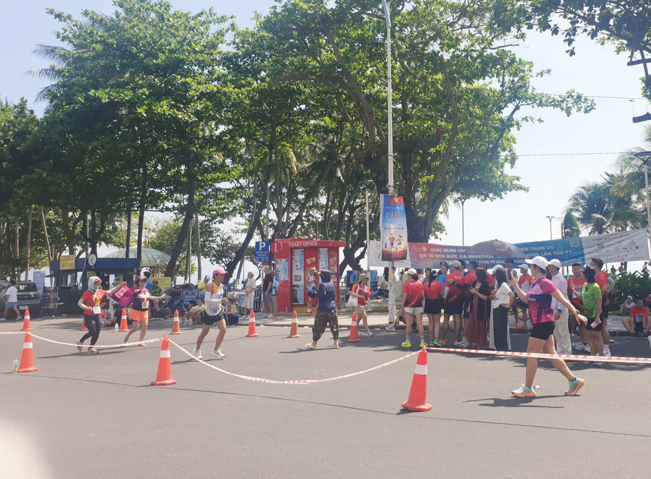 Những sải chân nước rút gần về đích của các VĐV