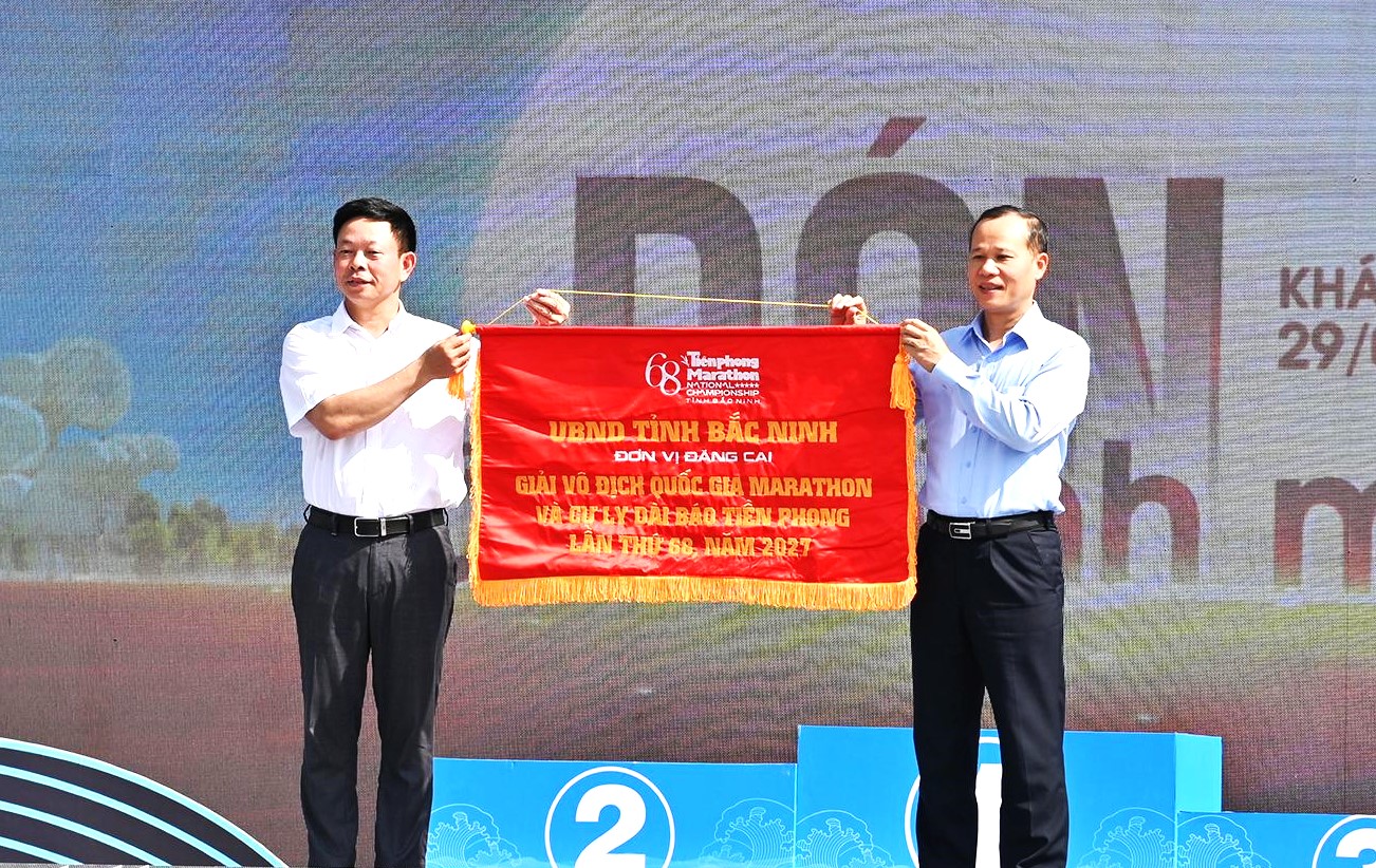 Nhà báo Phùng Công Sưởng trao cờ đăng cai Giải vô địch quốc gia Marathon Báo Tiền Phong lần thứ 68 cho lãnh đạo tỉnh Bắc Ninh.