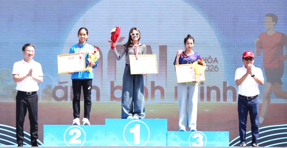 Phạm Thị Hồng Lệ, Hoàng Thị Ngọc Hoa và Phạm Huỳnh Yến đạt vô địch Nhất, Nhì, Ba cự ly 42km