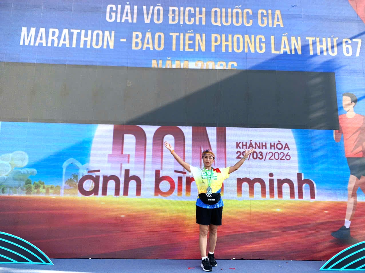 Phong độ về đích của VĐV Đinh Thị Hoan- Chi hội phó Chi hội Nữ Trí thức Khánh Hòa.