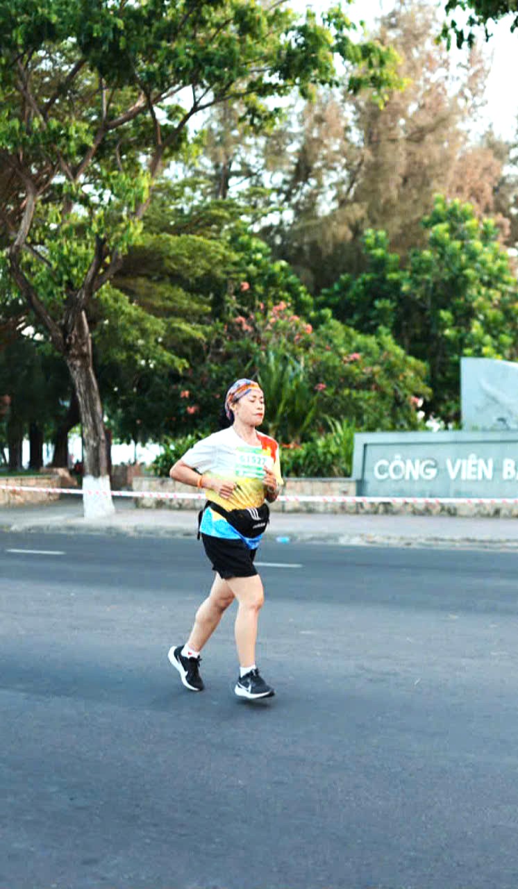 VĐV Đinh Thị Hoan (64 tuổi) luôn giữ đều phong độ suốt cung đường.