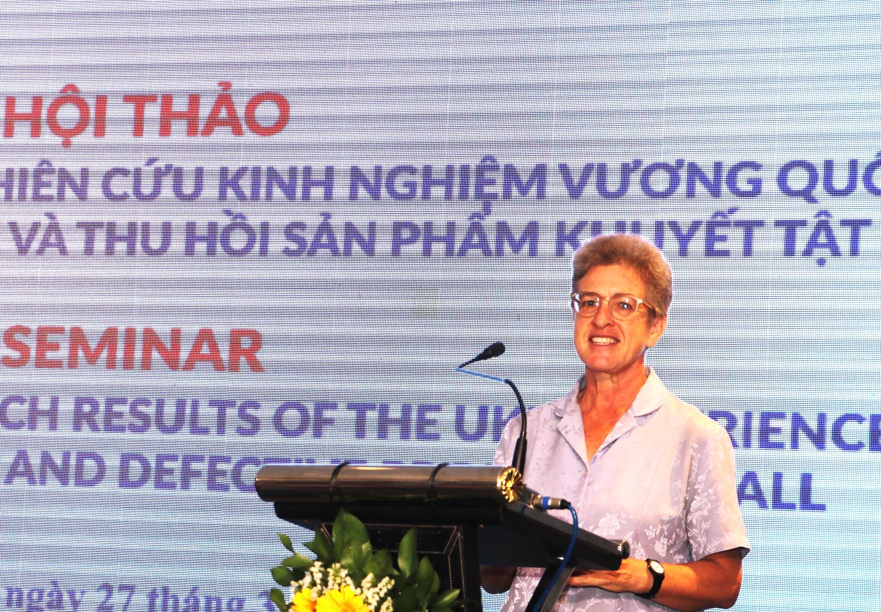 Bà Geraldine Cosh, Chuyên gia độc lập, đến từ Vương quốc Anh chia sẻ kinh nghiệm Quy định pháp luật về quản lý an toàn sản phẩm và việc thu hồi, giám sát, xử lý hàng hóa khuyết tật ở Vương quốc Anh